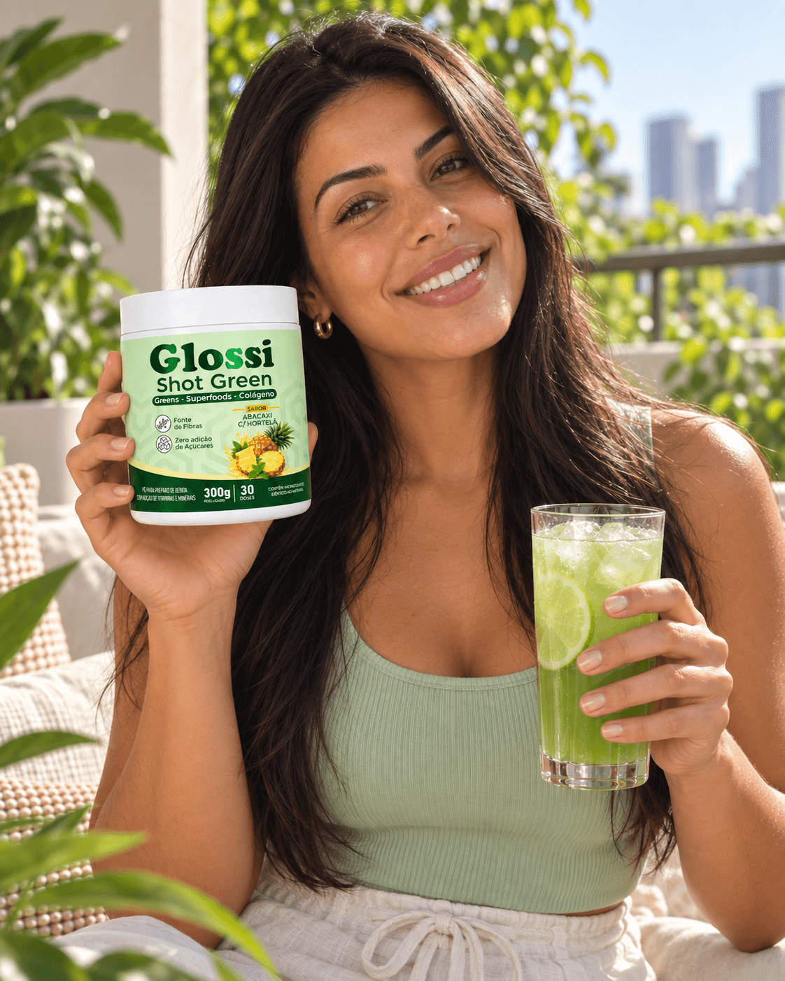 Creator Glossi segurando o Shot Green & Superfoods